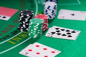 Live dealer dari studio profesional dengan chat interaktif Live dealer Pragmatic Play di studio multi-kamera